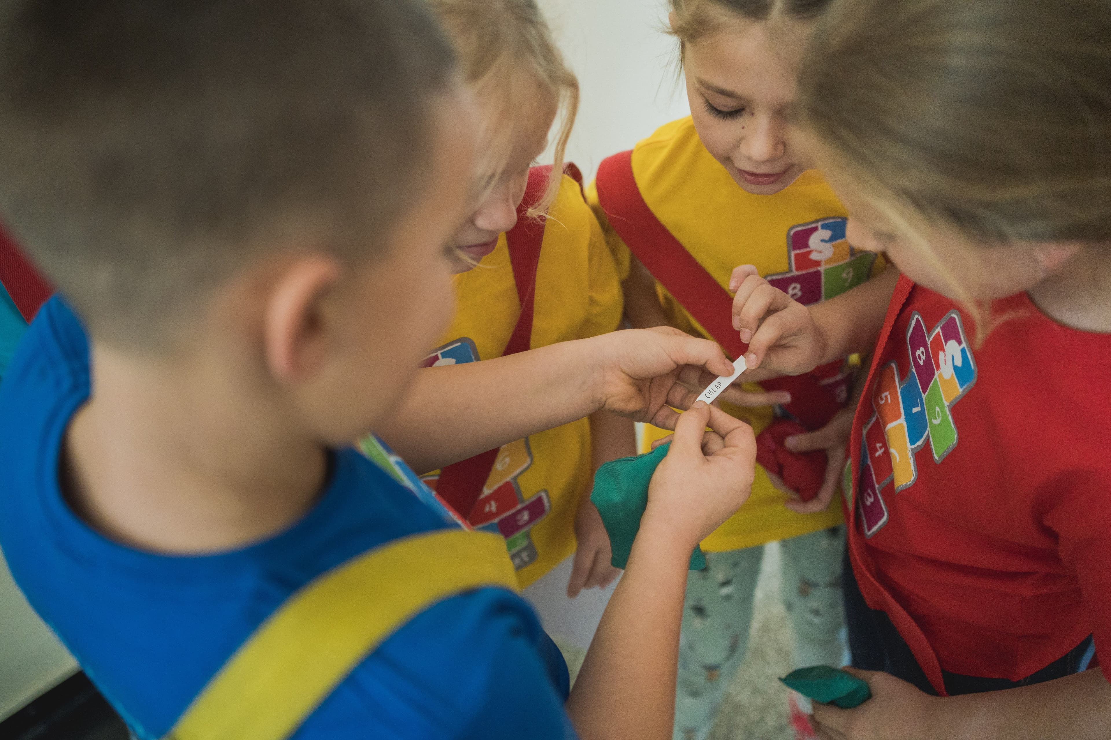 Dzieci rozpoczynające zabawę z naszymi produktami