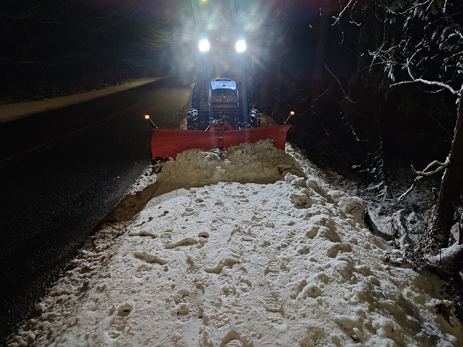 odśnieżanie dróg i chodnikow nocą
