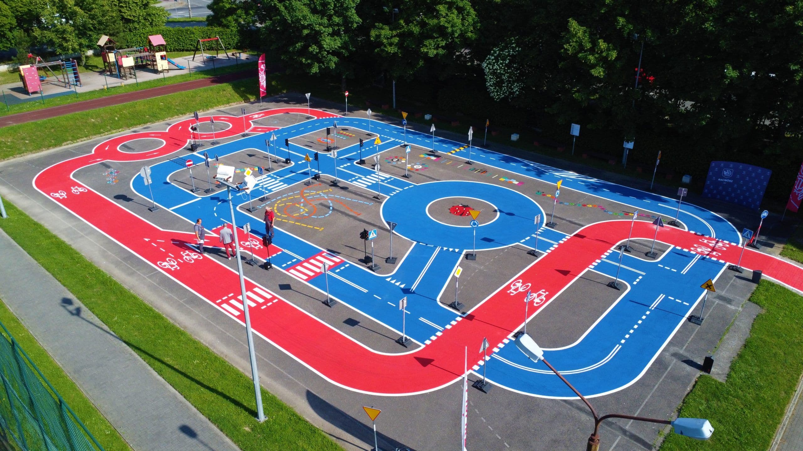 Miasteczko ruchu drogowego z lotu ptaka