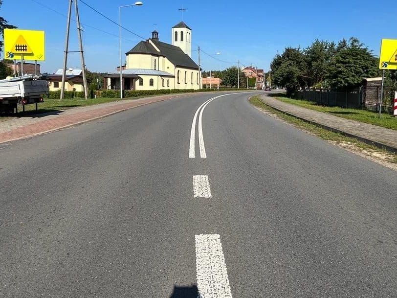 Oznakowanie poziome cienkowarstwowe w mieście.