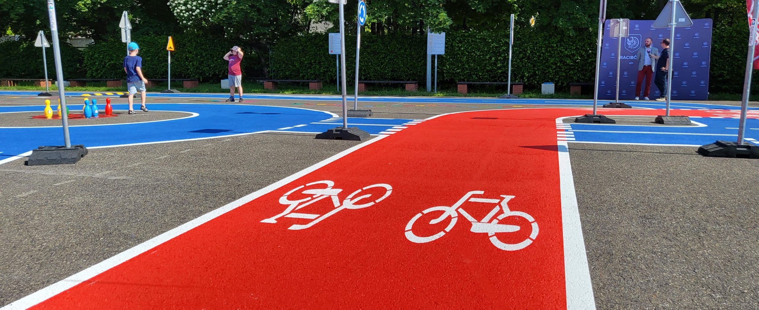 Zbliżenie na oznakowanie poziome na miasteczku ruchu drogowego.